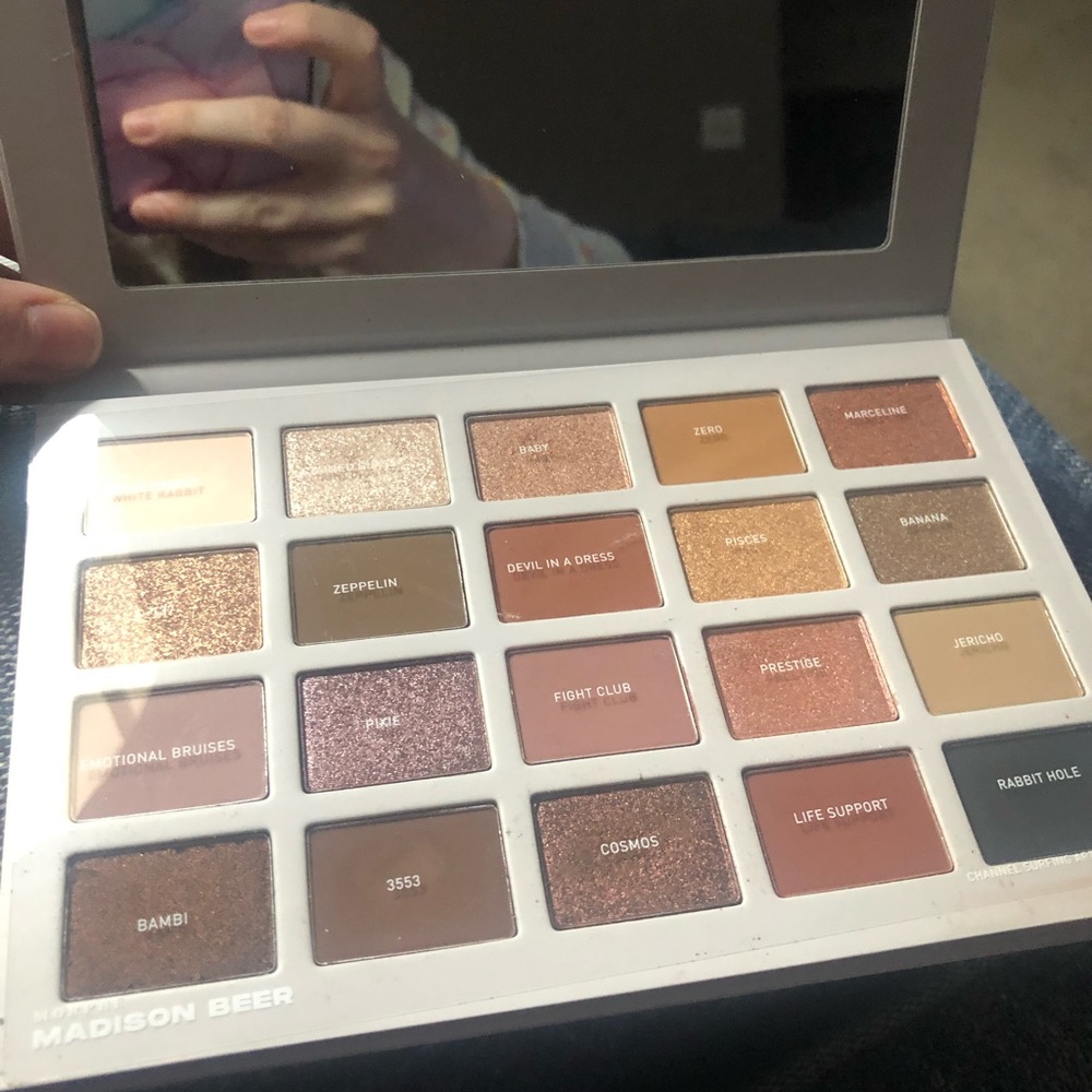 Morphe Madison Beer Channel Surfing Eyeshadow Palette